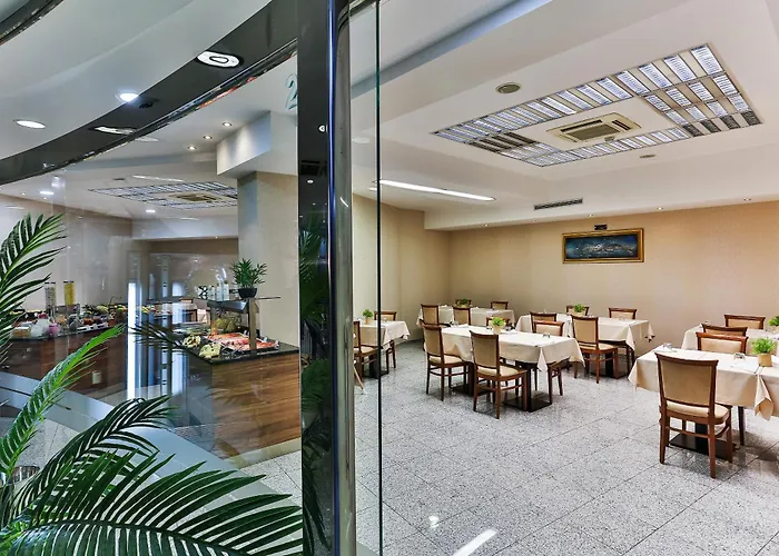 Hotels Close to Airport Kings Park